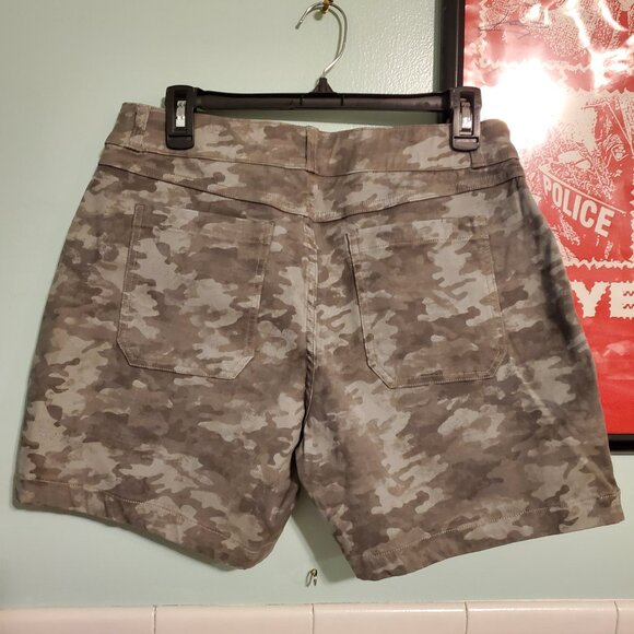 Spanx Stretch Twill Shorts In Green Camouflage Women's Size Large NWT - Picture 11 of 14